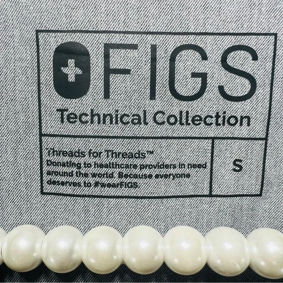 FIGS Charcoal Grey Three Pocket Short Sleeve Top Size Small - Picture 7 of 9